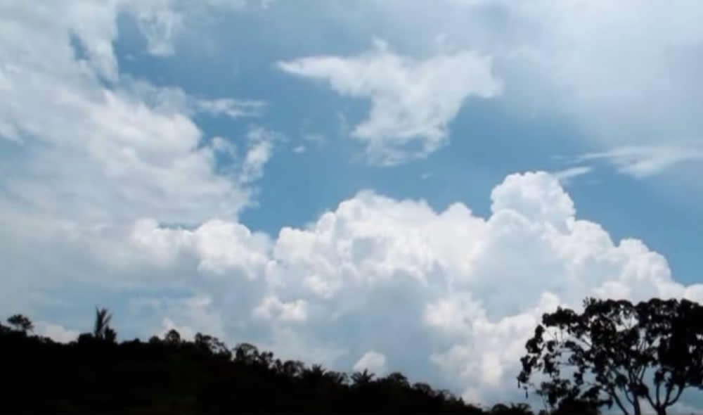 Levantan la mirada al cielo por indicación del ángel y ven la figura de San Miguel arcángel guerrero celestial