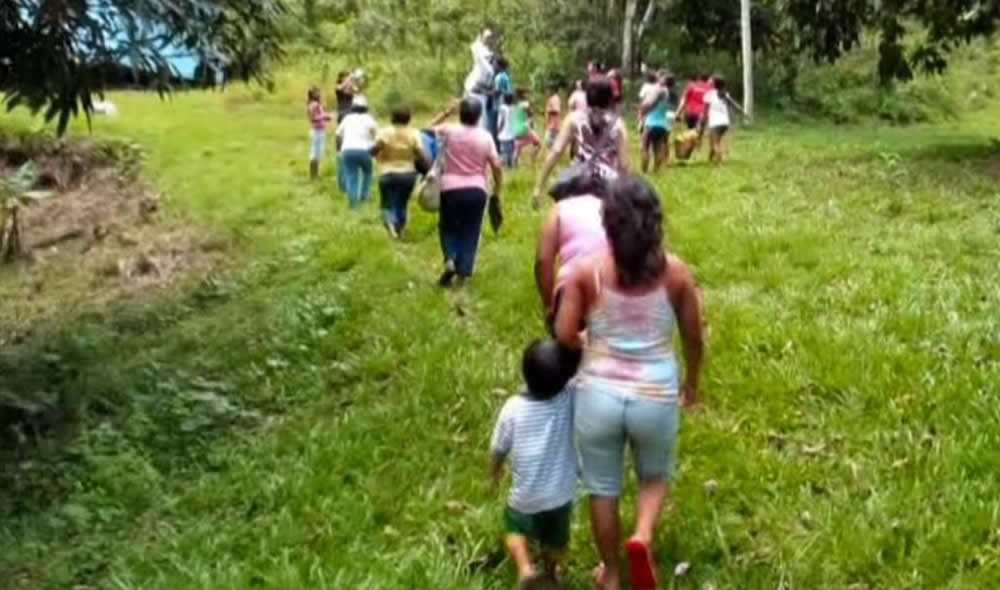 Los pobladores caminan al encuentro con la “Señora “